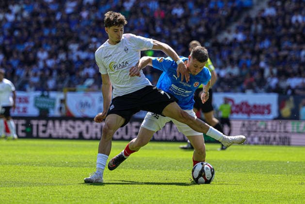 23.05.2026, xhettx, Fussball Landespokal Baden Finale, VfR Mannheim - SV Waldhof Mannheim v.l. Lovis Frederik Bierschenk (SV Waldhof Mannheim, 7) und Luca Stellwagen (VFR Mannheim, 17) im Zweikampf (DFL DFB REGULATIONS PROHIBIT ANY USE OF PHOTOGRAPHS as IMAGE SEQUENCES and or QUASI-VIDEO)