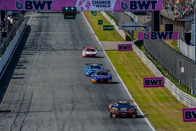 Der McLaren 720S GT3 Evo von Ben Dörr ( 25, Dörr Motorsport) führt eine Dreiergruppe auf der Startgeraden des Circuit Zandvoort unter der BWT-Brücke mit grünem Ampelsignal. Dahinter folgen der Mercedes-AMG GT3 80 von Maro Engel (Mercedes-AMG Team Winward) sowie ein weiterer blauer Mercedes-AMG GT3 und ein weißes Fahrzeug. McLaren 720S GT3 Evo 25 von Ben Dörr (Dörr Motorsport) führt Gruppe am Circuit Zandvoort Copyright: xMichaelxSchäferx