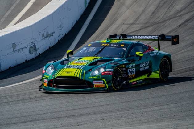 Der Aston Martin Vantage GT3 7 von Nicki Thiim (Comtoyou Racing) durchfährt eine schnelle Kurve am Circuit Zandvoort. Das Fahrzeug in Tealjadeblau und Neongelb mit charakteristischer Streifenmusterung zeigt die Rennlackierung von Comtoyou Racing mit den Sponsoren Mascot, Champion und Dewiba. Aston Martin Vantage GT3 7 von Nicki Thiim (Comtoyou Racing) am Circuit Zandvoort Copyright: xMichaelxSchäferx