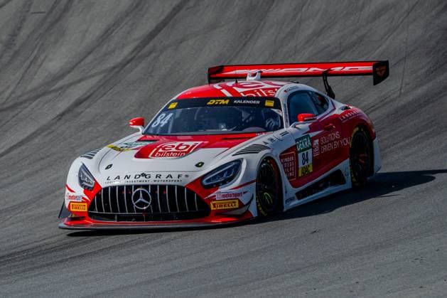 Der Mercedes-AMG GT3 84 von Tom Kalender (Mercedes-AMG Team Landgraf) in voller Fahrt auf dem Circuit Zandvoort. Das Fahrzeug präsentiert die charakteristische rot-weiße Lackierung mit Bilstein- und ADAC-Sponsoring sowie dem großen roten Heckflügel. Mercedes-AMG GT3 84 von Tom Kalender (Mercedes-AMG Team Landgraf) am Circuit Zandvoort Copyright: xMichaelxSchäferx
