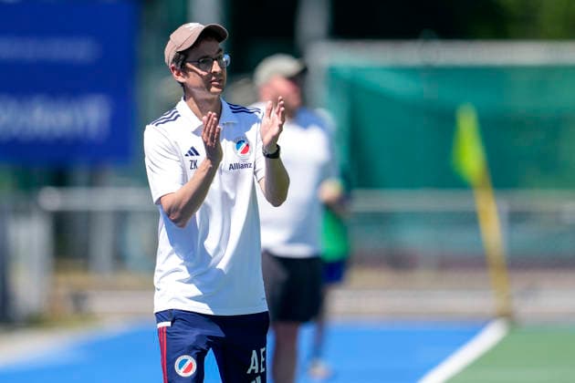 Andreu Enrich (Trainer, Cheftrainer, MHC), gibt Anweisungen, gestikuliert, mit den Armen gestikulieren, Einzelbild, Einzelfoto, Aktion, Action, 23.05.2026, Mannheim (Deutschland), Hockey, Bundesliga, Play-down, Herren, Mannheimer HC - SC Frankfurt 1880