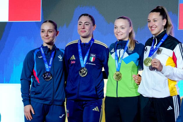Deutschland: EKF Karate Europameisterschaft Seniors 2026 - Eissporthalle, Frankfurt: Kneer Johanna (GER) gewinnt die Bronzemedaille zusammen auf dem Podest mit Zibret Zala Maria (SLO), Silber geht an Pea Clemence (FRA) und die Goldmedaille an Ferracuti Clio (ITA) Frankfurt am Main Eissporthalle Frankfurt Hessen Deutschland *** Germany EKF Karate European Championship Seniors 2026 Eissporthalle, Frankfurt Kneer Johanna GER wins the bronze medal together on the podium with Zibret Zala Maria SLO , silver goes to Pea Clemence FRA and the gold medal to Ferracuti Clio ITA Frankfurt am Main Eissporthalle Frankfurt Hessen Germany Copyright: xKjetilxWaberx