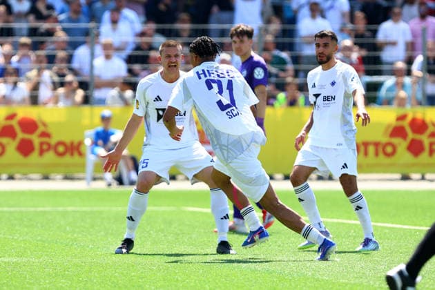 31 Michele Scalzi (HEBC) bejubelt mit seinen Teamkollegen seinen Treffer zum 0:2. Fußball I Herren I Lotto Pokal I Saison 2025-2026 I Finale I SC Vorwärts Wacker04 Billstedt - HEBC I 23.05.2026 I Stadion Hoheluft