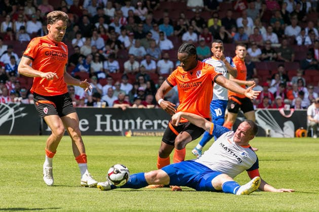 Cottbus, Deutschland 23. Mai 2026: Landespokal Brandenburg - 2025 2026 - Finale - FC Energie Cottbus gegen VfB Krieschow Im Bild: v. li. im Zweikampf Anderson Lucoqui (Energie Cottbus) und Andy Hebler (VfB Krieschow) DFB regulations prohibit any use of photographs as image sequences and or quasi-video. LEAG Energie Stadion Brandenburg Copyright: xFotostandx xWeilandx