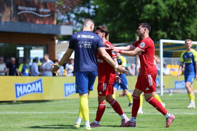 Fußball I Herren I Saison 2025-2026 I SHFV-Lotto-Pokal I Finale I SV Todesfelde - 1.FC Phönix Lübeck I 23.05.2026 v.l. Morten Liebert (11, SV Todesfelde), Jonathan Stöver (10, 1. FC Phönix Lübeck), Stylianos Kokovas (19, 1. FC Phönix Lübeck) Todesfelde Joda Sportpark Schleswig Holstein Deutschland Copyright: xLobeca FabianxLamprechtx