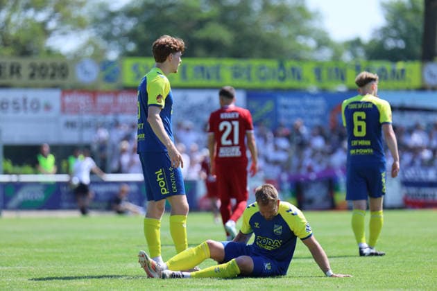 Fußball I Herren I Saison 2025-2026 I SHFV-Lotto-Pokal I Finale I SV Todesfelde - 1.FC Phönix Lübeck I 23.05.2026 Christian Rave (13, SV Todesfelde) liegt verletzt am Boden. Todesfelde Joda Sportpark Schleswig Holstein Deutschland Copyright: xLobeca FabianxLamprechtx