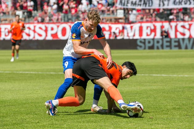 Cottbus, Deutschland 23. Mai 2026: Landespokal Brandenburg - 2025 2026 - Finale - FC Energie Cottbus gegen VfB Krieschow Im Bild: v. li. im Zweikampf Leo Felgenträger (VfB Krieschow) und Can Moustfa (Energie Cottbus) DFB regulations prohibit any use of photographs as image sequences and or quasi-video. LEAG Energie Stadion Brandenburg Copyright: xFotostandx xWeilandx