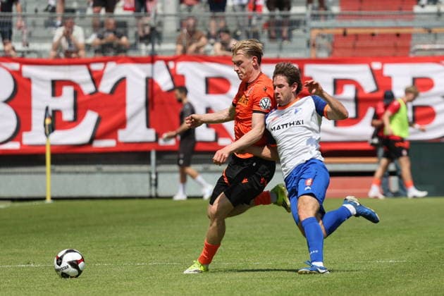 25 Ted Tattermusch (Energie Cottbus, l.), 5 Jannis Fuchs (Krieschow) Fussball Landespokal Brandenburgt 2025 2026 Finale FC Energie Cottbus - VfB Krieschow 1921