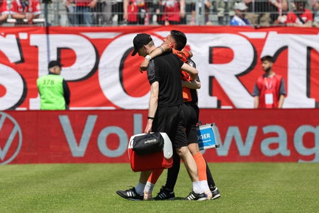 19 Jannis Boziaris (Energie Cottbus) verlässt verrletzt das Feld Fussball Landespokal Brandenburgt 2025 2026 Finale FC Energie Cottbus - VfB Krieschow 1921