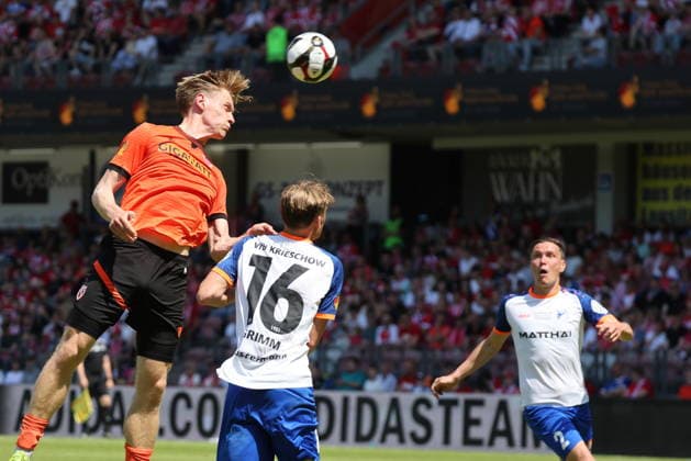 25 Ted Tattermusch (Energie Cottbus, l.) im Kopfballduell mit 16 Luca Grimm (Krieschow), 2 Alexander Bittroff (Krieschow, r.) Fussball Landespokal Brandenburgt 2025 2026 Finale FC Energie Cottbus - VfB Krieschow 1921