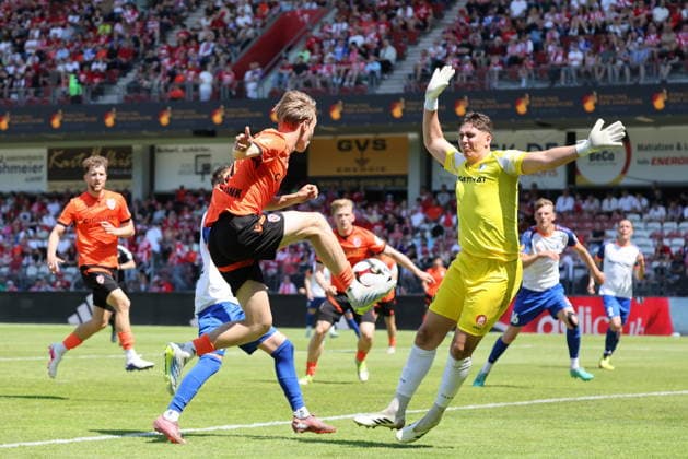 Großchance für 8 Lukas Michelbrink (Energie Cottbus, M., am Ball), Torwart 35 Sebastian Mellack (Krieschow, r.) Fussball Landespokal Brandenburgt 2025 2026 Finale FC Energie Cottbus - VfB Krieschow 1921