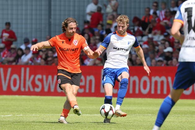 6 Jonas Hofmann (Energie Cottbus, l.), 9 Leo Felgenträger (Krieschow) Fussball Landespokal Brandenburgt 2025 2026 Finale FC Energie Cottbus - VfB Krieschow 1921