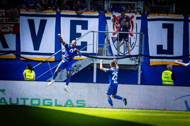 Jena , 230526, Finale Fussball Thüringenpokal , FC Carl-Zeiss Jena gegen ZFC Meuselwitz im Bild: Manasse Eshele und Justin Schau (Jena) jubeln über das Tor zum 1:0