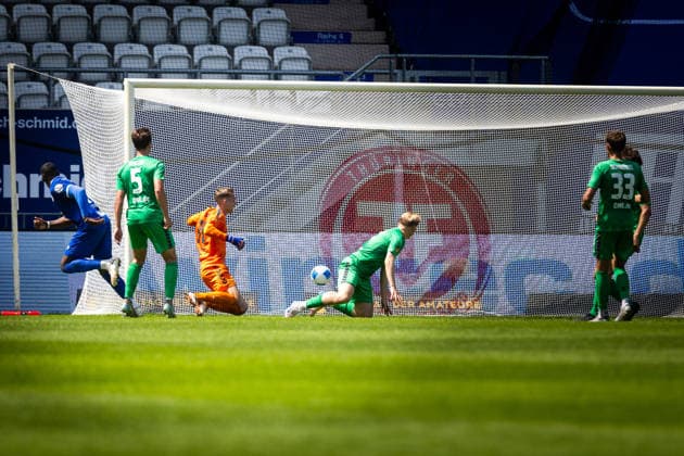 Jena , 230526, Finale Fussball Thüringenpokal , FC Carl-Zeiss Jena gegen ZFC Meuselwitz im Bild: Manasse Eshele und Justin Schau (Jena) erzielt das Tor zum 1:0 neben Lukas Sedlak und Felix Rehder (Meuselwitz)
