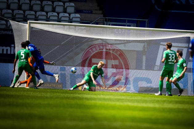 Jena , 230526, Finale Fussball Thüringenpokal , FC Carl-Zeiss Jena gegen ZFC Meuselwitz im Bild: Manasse Eshele und Justin Schau (Jena) erzielt das Tor zum 1:0 neben Lukas Sedlak und Felix Rehder (Meuselwitz)
