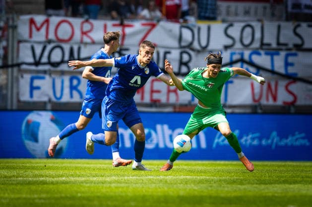 Jena , 230526, Finale Fussball Thüringenpokal , FC Carl-Zeiss Jena gegen ZFC Meuselwitz im Bild: Timon Burmeister (Jena) gegen Elias Ndukwe Oke (Meuselwitz)