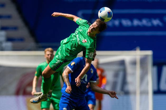 Jena , 230526, Finale Fussball Thüringenpokal , FC Carl-Zeiss Jena gegen ZFC Meuselwitz im Bild: Justin Schau (Jena) gegen Eric Stiller (Meuselwitz)