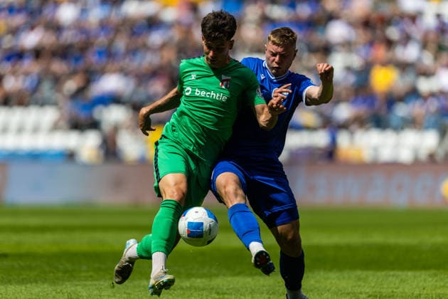 Jena , 230526, Finale Fussball Thüringenpokal , FC Carl-Zeiss Jena gegen ZFC Meuselwitz im Bild: Maximilian Hessel (Jena) gegen Christoph Pauling (Meuselwitz)