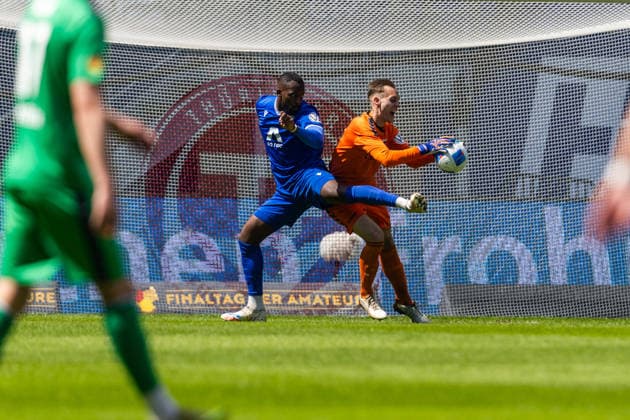 Jena , 230526, Finale Fussball Thüringenpokal , FC Carl-Zeiss Jena gegen ZFC Meuselwitz im Bild: Manasse Eshele (Jena) gegen Lukas Sedlak (Meuselwitz)