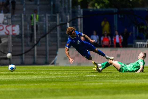 Jena , 230526, Finale Fussball Thüringenpokal , FC Carl-Zeiss Jena gegen ZFC Meuselwitz im Bild: Kevin Lankford (Jena) gegen Hendrik Wurr (Meuselwitz)
