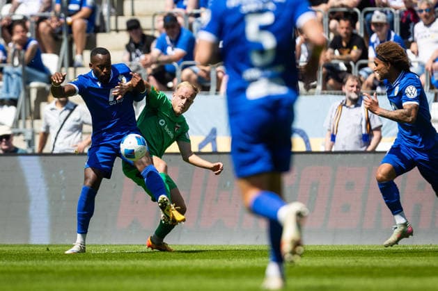 Jena , 230526, Finale Fussball Thüringenpokal , FC Carl-Zeiss Jena gegen ZFC Meuselwitz im Bild: Manasse Eshele (Jena) gegen David Pfeil (Meuselwitz)