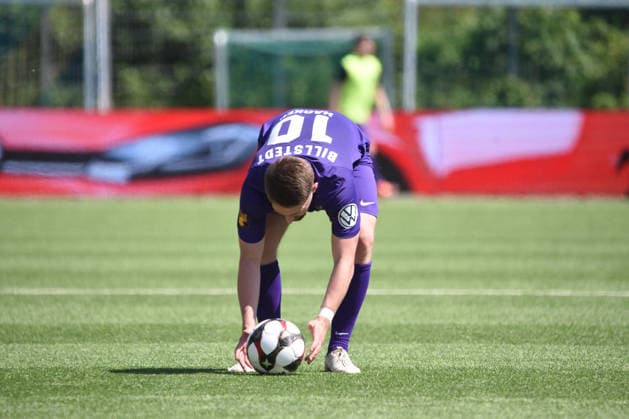 Fußball I Herren I Saison 2025 2026 I Verbandspokal I Finale I SC Vorwärts Wacker 04 Billstedt - Hamburg-Eimsbütteler BC I 23.05.2026 Luis Hacker ( 10, SCVW) legt sich den Ball zurecht zum Freistoß (Nur zur redaktionellen Nutzung.) Hamburg Stadion Hoheluft, Lokstedter Steindamm 87 Hamburg Deutschland Copyright: xLobeca RobertoxSeidelx