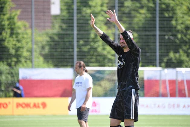 Fußball I Herren I Saison 2025 2026 I Verbandspokal I Finale I SC Vorwärts Wacker 04 Billstedt - Hamburg-Eimsbütteler BC I 23.05.2026 Nils Ahmann ( 1, HEBC, Torwart) winkt den Zuschauern zu (Nur zur redaktionellen Nutzung.) Hamburg Stadion Hoheluft, Lokstedter Steindamm 87 Hamburg Deutschland Copyright: xLobeca RobertoxSeidelx