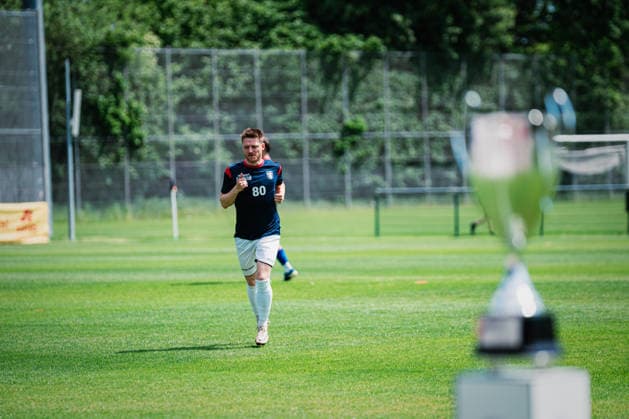 Niedersachsen-Pokal: TuS Bersenbrück vs. Lüneburger SK, 23.05.2026 Bo Weishaupt (Lüneburger SK Hansa, 80), im Vordergrund der Pokal; Niedersachsen-Pokal, Finale (Amateure): TuS Bersenbrück vs. Lüneburger SK am 23.05.2026 im August-Wenzel-Stadion, Barsinghausen Copyright: xBEAUTIFULxSPORTS Tonhäuserx