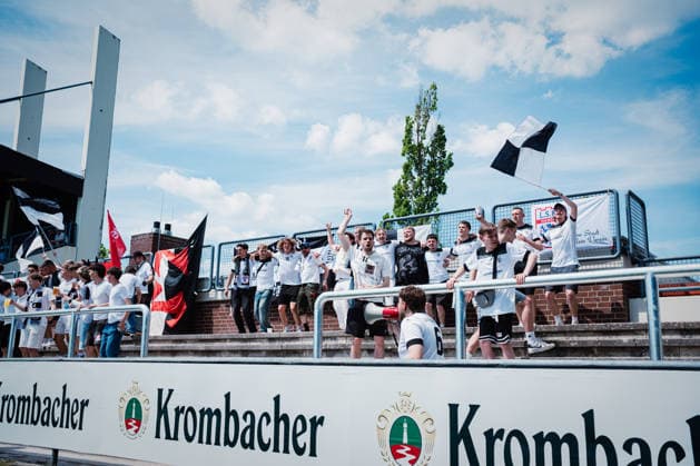 Niedersachsen-Pokal: TuS Bersenbrück vs. Lüneburger SK, 23.05.2026 Lüneburger Fans machen Stimmung im Fan-Block; Niedersachsen-Pokal, Finale (Amateure): TuS Bersenbrück vs. Lüneburger SK am 23.05.2026 im August-Wenzel-Stadion, Barsinghausen Copyright: xBEAUTIFULxSPORTS Tonhäuserx
