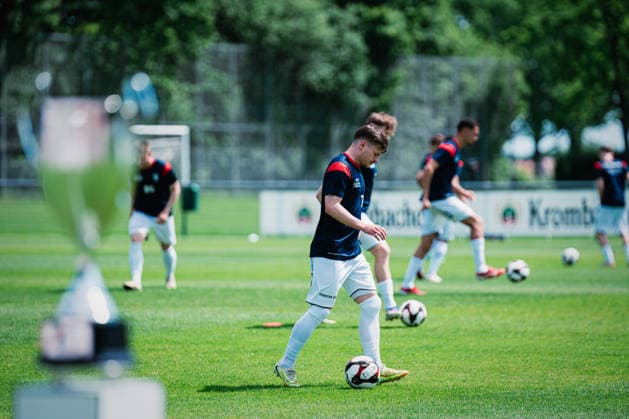 Niedersachsen-Pokal: TuS Bersenbrück vs. Lüneburger SK, 23.05.2026 Nico Hübner (Lüneburger SK Hansa, 7), im Vordergrund der Pokal; Niedersachsen-Pokal, Finale (Amateure): TuS Bersenbrück vs. Lüneburger SK am 23.05.2026 im August-Wenzel-Stadion, Barsinghausen Copyright: xBEAUTIFULxSPORTS Tonhäuserx