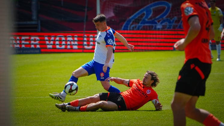 Fußball, Herren, Saison 2025 2026, Landespokal Brandenburg, Finale, Finaltag der Amateure, FC Energie Cottbus vs. VfB 1921 Krieschow, Samstag 23.05.2026, LEAG Energie Stadion Cottbus, Im Bild: Paul Pahlow (l. Krieschow) und Jonas Hofmann (r. Cottbus) Brandenburg Deutschland