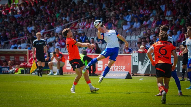 Fußball, Herren, Saison 2025 2026, Landespokal Brandenburg, Finale, Finaltag der Amateure, FC Energie Cottbus vs. VfB 1921 Krieschow, Samstag 23.05.2026, LEAG Energie Stadion Cottbus, Im Bild: Dennis Slamar (l. Cottbus) und Paul Pahlow (r. Krieschow) Brandenburg Deutschland