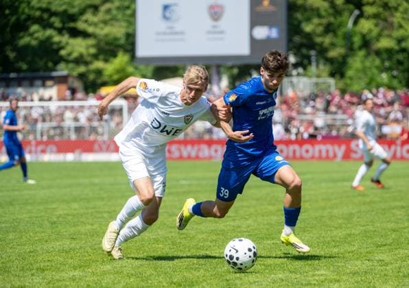 Fußball, Herren, Saison 2025 2026, Finale COSY-WASCH Landespokal Berlin, VSG Altglienicke - BFC Dynamo, v. l. Joey Breitfeld (BFC Dynamo), Mehmet Ibrahimi (VSG Altglienicke), 23.05. 2026, Copyright: xMatthiasxKochx