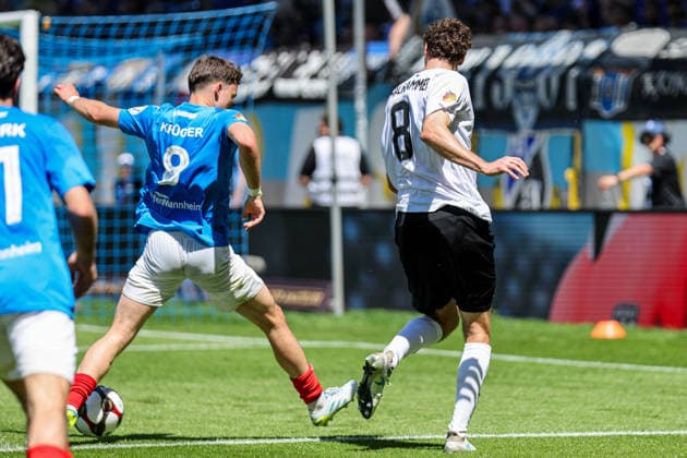 Maximilian Thalhammer (SV Waldhof Mannheim, 8) mit der hereingäbe ins Zentrum beim BfV-Pokalfinale VfR Mannheim - SV Waldhof Mannheim 07 am 23.05.26 in Carl Benz Stadion, Mannheim xamx Foto: Alfio Marino