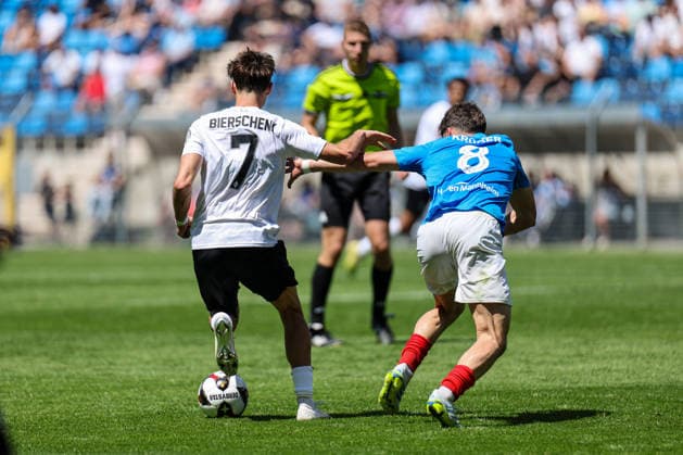 Bierschenk (SV Waldhof Mannheim, 7) gegen Kevin Krueger (VfR Mannheim, 8) beim BfV-Pokalfinale VfR Mannheim - SV Waldhof Mannheim 07 am 23.05.26 in Carl Benz Stadion, Mannheim xamx Foto: Alfio Marino