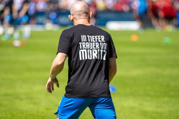 Die Spieler des FC Hansa Rostock gedenken mit den Aufwärmshirts dem verstorbenen Fan Moritz - hier Maximilian Krauß GER, Fussball, Landespokal, Lüpzer Pils Cup, Finale, SV Pastow - FC Hansa Rostock