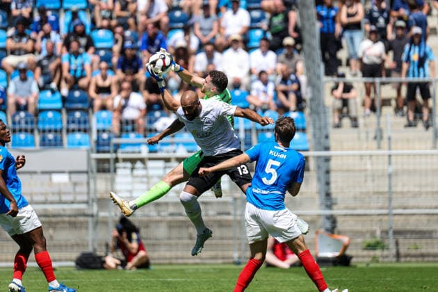 Zweikampf zwischen Terrence Boyd (SV Waldhof Mannheim, 13) und David Nreca-Bisinger (VfR Mannheim, 1) beim BfV-Pokalfinale VfR Mannheim - SV Waldhof Mannheim 07 am 23.05.26 in Carl Benz Stadion, Mannheim xamx Foto: Alfio Marino