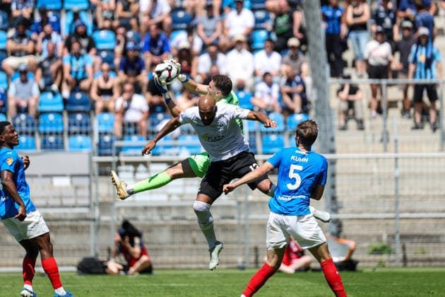 Zweikampf zwischen Terrence Boyd (SV Waldhof Mannheim, 13) und David Nreca-Bisinger (VfR Mannheim, 1) beim BfV-Pokalfinale VfR Mannheim - SV Waldhof Mannheim 07 am 23.05.26 in Carl Benz Stadion, Mannheim xamx Foto: Alfio Marino