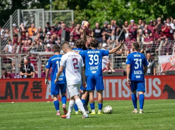 Fußball, Herren, Saison 2025 2026, Finale COSY-WASCH Landespokal Berlin, VSG Altglienicke - BFC Dynamo, Schiedsrichter Sven Schröder zeigt Mehmet Ibrahimi (39 VSG Altglienicke) die gelb-rote Karte., 23.05. 2026, Copyright: xMatthiasxKochx