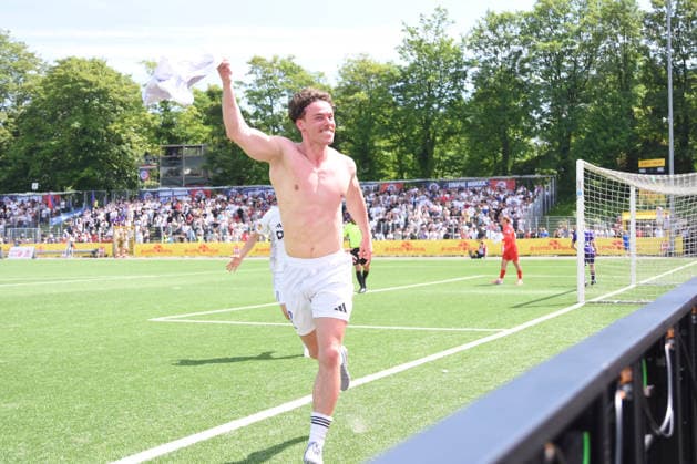 Fußball I Herren I Saison 2025 2026 I Verbandspokal I Finale I SC Vorwärts Wacker 04 Billstedt - Hamburg-Eimsbütteler BC I 23.05.2026 Moses Magens ( 22, HEBC, Torschütze) jubelt nach seinem Tor und schwenkt das Trikot in der Luft (Nur zur redaktionellen Nutzung.) Hamburg Stadion Hoheluft, Lokstedter Steindamm 87 Hamburg Deutschland Copyright: xLobeca RobertoxSeidelx