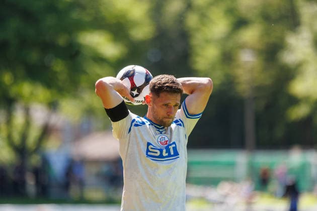 Einwurf Marco Schuster (Rostock) - hansa spielt in Trauerflor; GER, FC Hansa Rostock vs. SV Pastow, Fußball, Männer, Lübzer Pils Landespokal, Finale, Spielzeit 2025 2026, 23.05.2026 Greifswald Volksstadion Mecklenburg - Vorpommern Deutschland