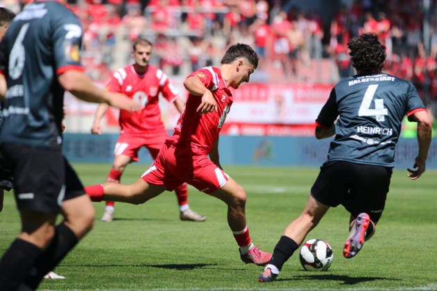 23.05.2026 Fußball Herren 2025 2026 dachbleche24 Landespokal Sachsen-Anhalt Finale VfB Germania Halberstadt - Hallescher FC Leuna-Chemie-Stadion Halle Joscha Wosz (Halle, 20, rot) beim Schuss zum 0:4. Daniel Heinrich (Halberstadt, 4, schwarz) kommt zu spät. Halle Sachsen-Anhalt Deutschland