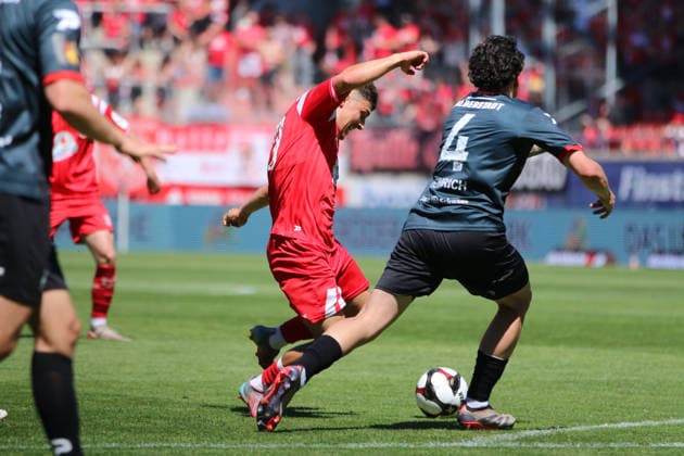 23.05.2026 Fußball Herren 2025 2026 dachbleche24 Landespokal Sachsen-Anhalt Finale VfB Germania Halberstadt - Hallescher FC Leuna-Chemie-Stadion Halle Joscha Wosz (Halle, 20, rot) beim Schuss zum 0:4. Daniel Heinrich (Halberstadt, 4, schwarz) kommt zu spät. Halle Sachsen-Anhalt Deutschland