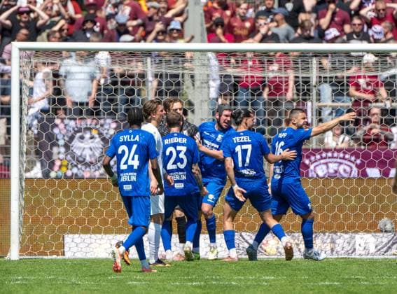 Fußball, Herren, Saison 2025 2026, Finale COSY-WASCH Landespokal Berlin, VSG Altglienicke - BFC Dynamo, Torwart Luis Zwick (VSG Altglienicke) wird nach gehaltenem Elfmeter von seinen Mitspielern gefeiert, 23.05. 2026, Copyright: xMatthiasxKochx