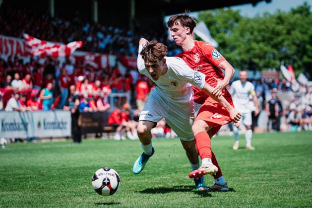 Niedersachsen-Pokal: TuS Bersenbrück vs. Lüneburger SK, 23.05.2026 Tjark Etienne Dörr (Lüneburger SK Hansa, 20) gegen Philipp Schmidt (TuS Bersenbrück, 18) im Zweikampf; Niedersachsen-Pokal, Finale (Amateure): TuS Bersenbrück vs. Lüneburger SK am 23.05.2026 im August-Wenzel-Stadion, Barsinghausen Copyright: xBEAUTIFULxSPORTS Tonhäuserx