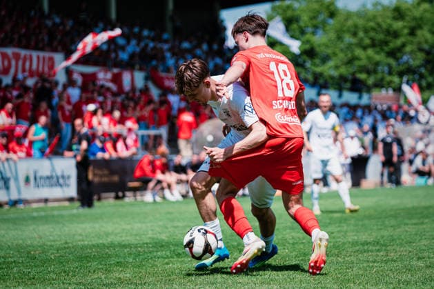 Niedersachsen-Pokal: TuS Bersenbrück vs. Lüneburger SK, 23.05.2026 Tjark Etienne Dörr (Lüneburger SK Hansa, 20) gegen Philipp Schmidt (TuS Bersenbrück, 18) im Zweikampf; Niedersachsen-Pokal, Finale (Amateure): TuS Bersenbrück vs. Lüneburger SK am 23.05.2026 im August-Wenzel-Stadion, Barsinghausen Copyright: xBEAUTIFULxSPORTS Tonhäuserx