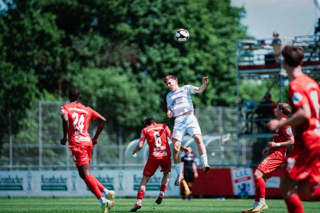 Niedersachsen-Pokal: TuS Bersenbrück vs. Lüneburger SK, 23.05.2026 Nevio Scheuer (Lüneburger SK Hansa, 18) beim Kopfball; Niedersachsen-Pokal, Finale (Amateure): TuS Bersenbrück vs. Lüneburger SK am 23.05.2026 im August-Wenzel-Stadion, Barsinghausen Copyright: xBEAUTIFULxSPORTS Tonhäuserx