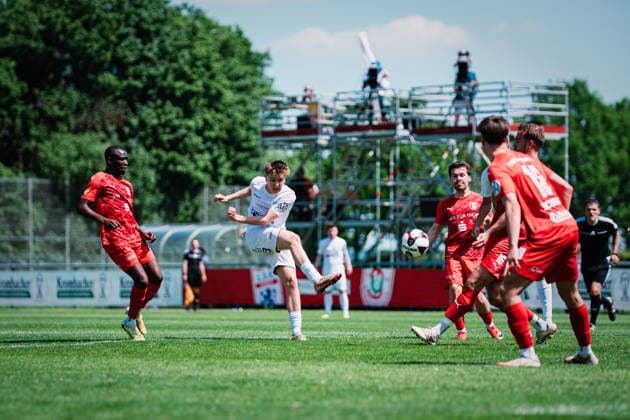 Niedersachsen-Pokal: TuS Bersenbrück vs. Lüneburger SK, 23.05.2026 Nevio Scheuer (Lüneburger SK Hansa, 18) schießt; Niedersachsen-Pokal, Finale (Amateure): TuS Bersenbrück vs. Lüneburger SK am 23.05.2026 im August-Wenzel-Stadion, Barsinghausen Copyright: xBEAUTIFULxSPORTS Tonhäuserx