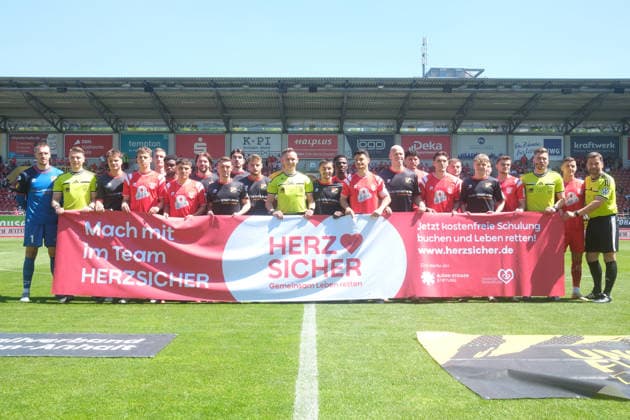23.05.2026 Fußball Herren 2025 2026 dachbleche24 Landespokal Sachsen-Anhalt Finale VfB Germania Halberstadt - Hallescher FC Leuna-Chemie-Stadion Halle Beide Teams stehen vor dem Anpfiff gemeinsam hinter einem Banner zur Herzgesundheit. Halle Sachsen-Anhalt Deutschland