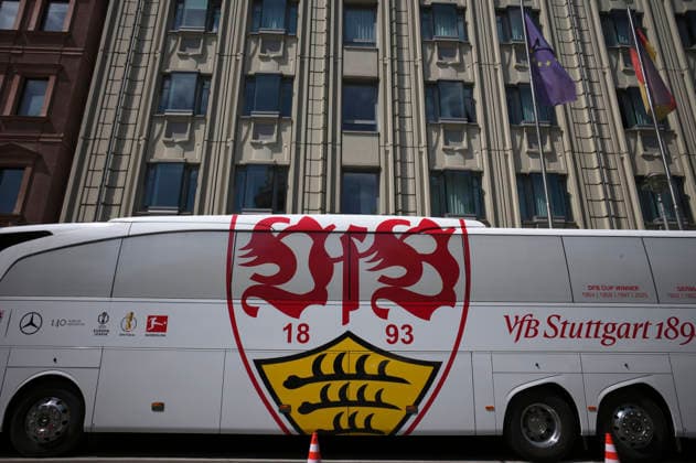 vor Spielbeginn: Bus des VfB Stuttgart mit Logo vor Hotel LUC 83. DFB Pokalfinale FC Bayern Muenchen FCB vs VFB Stuttgart Olympiastadion Berlin 23.05.2026 DFL REGULATIONS PROHIBIT ANY USE OF PHOTOGRAPHS AS IMAGE SEQUENCES AND OR QUASI-VIDEO 83. DFB Pokalfinale FC Bayern Muenchen FCB vs VFB Stuttgart